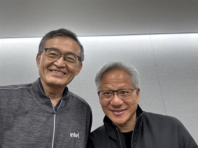 黄仁勋：Intel用33年试图消灭NVIDIA、但我们是朋友而非敌人