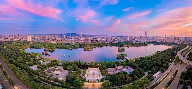 1922年，徐志摩在明湖乘船赏月