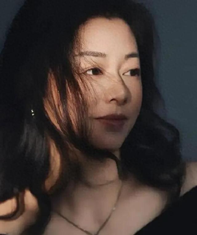 我是一名住家保姆，今年48岁，由于耐不住寂寞，我每晚都会去散步