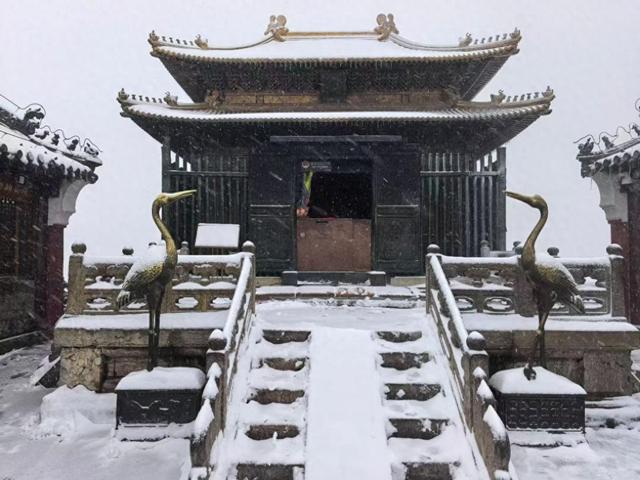 武当山迎今冬瑞雪 10厘米积雪绘就冰雪秘境