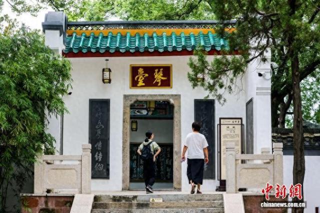 湖北武汉：民众古琴台上觅“知音”