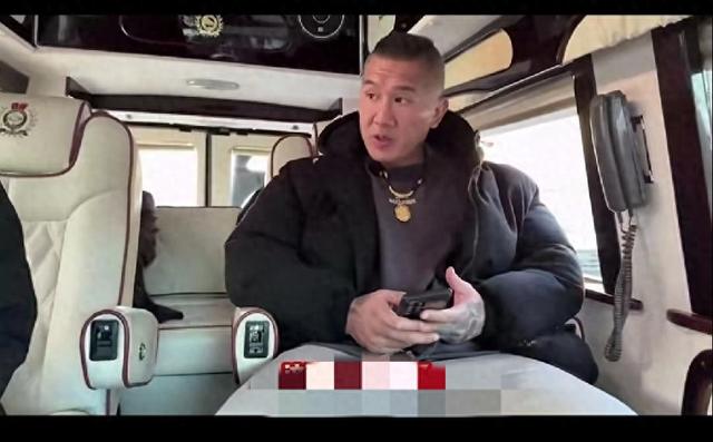 馆长沈阳行彻底“破防”！称此地最大特产是美女，脖子都快扭断了