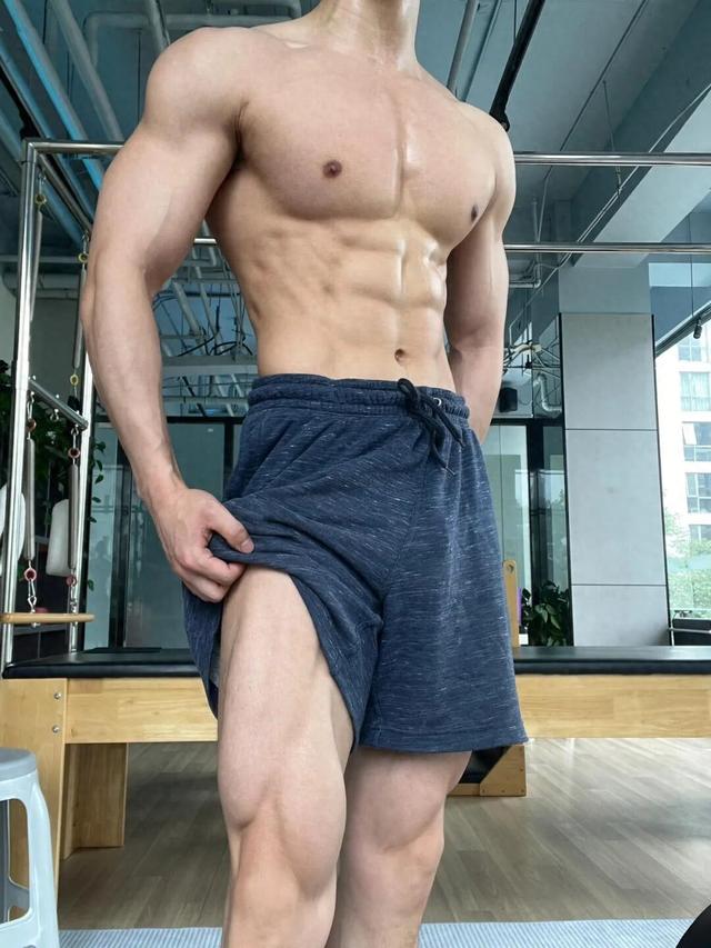 26岁北京自由健身教练，晒泵感肌肉	，这身材可以制霸健身房了