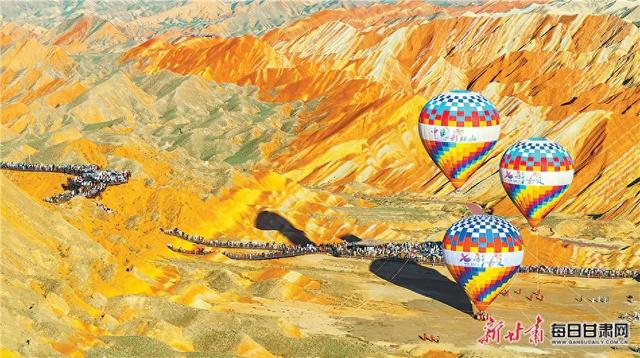 【图片新闻】张掖七彩丹霞景区迎来暑期旅游高峰