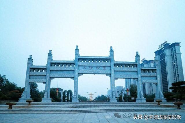 陕西渭南：人和公园亭台楼阁 秋色宜人 风光无限好