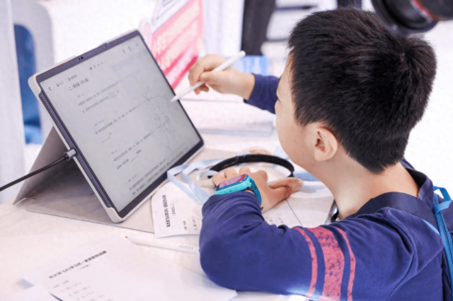 学习机行业迎来新第一，科大讯飞如何从高端第一成为行业第一