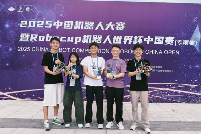 郑州科技学院学子勇夺2025中国机器人大赛专项赛冠亚军