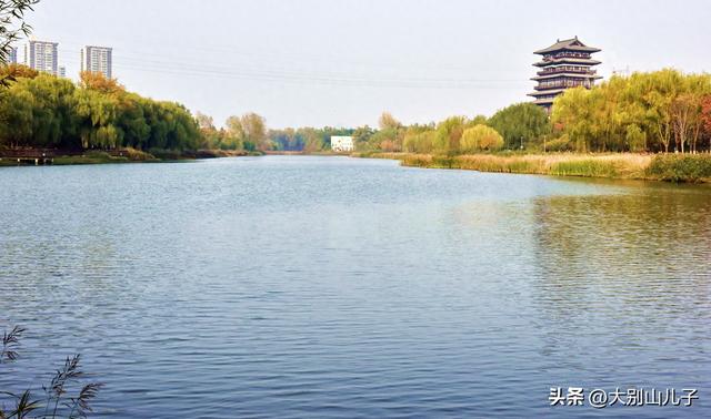 层林尽染秋景如画