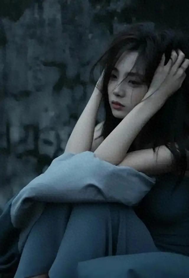 女人真心爱过一个人，断联后，就会变成这副模样