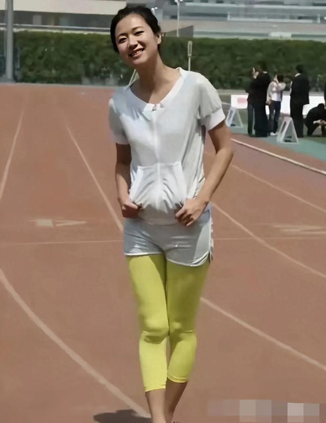 大学时光里的徐静蕾，皮肤虽说有点黑，但她绝对称得上是美女