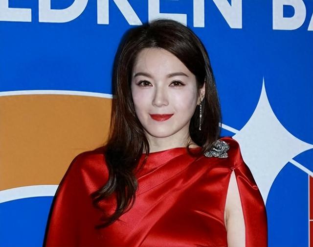 香港著名女明星正式离婚！身边已有人追求，前夫不想离婚又不要娃