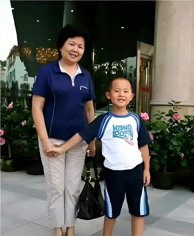 邢质斌接孙子放学了！穿搭朴素不见当年风采，但气质一看就不普通