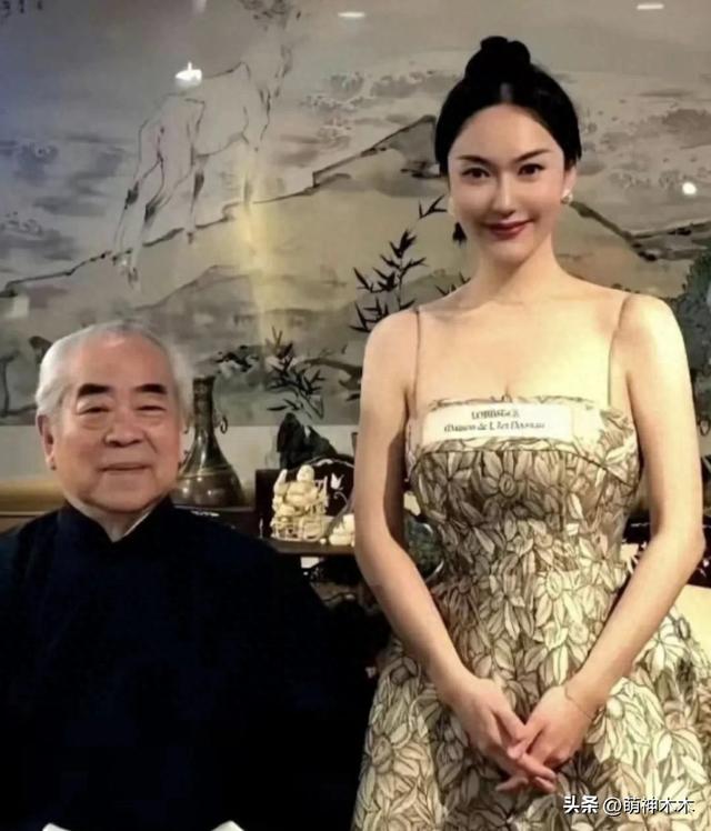 范曾晚节不保？亲题牌匾下堆满烂鞋，还曾给释永信美女弟子题字