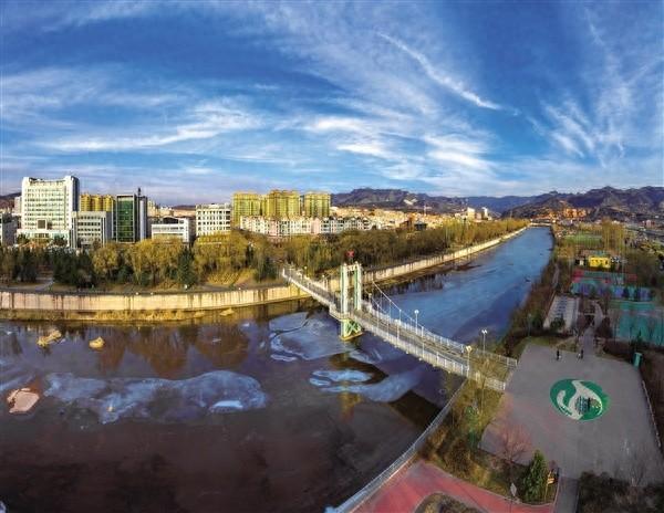 左权清漳河畔呈现出一幅宁静和谐的生态画卷