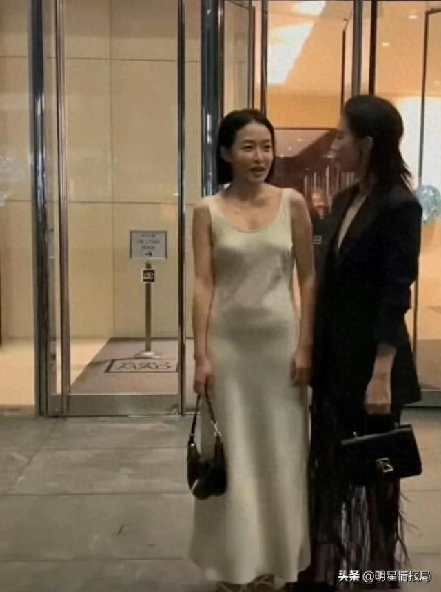 这种面料也就她敢穿了吧，稍微有点肉小肚子就很明显，好尴尬