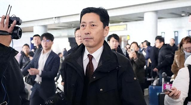 中日交涉刚启动，最大输家浮出水面！不是 64 岁高市早苗，日本民调一边倒	，释放信号强烈