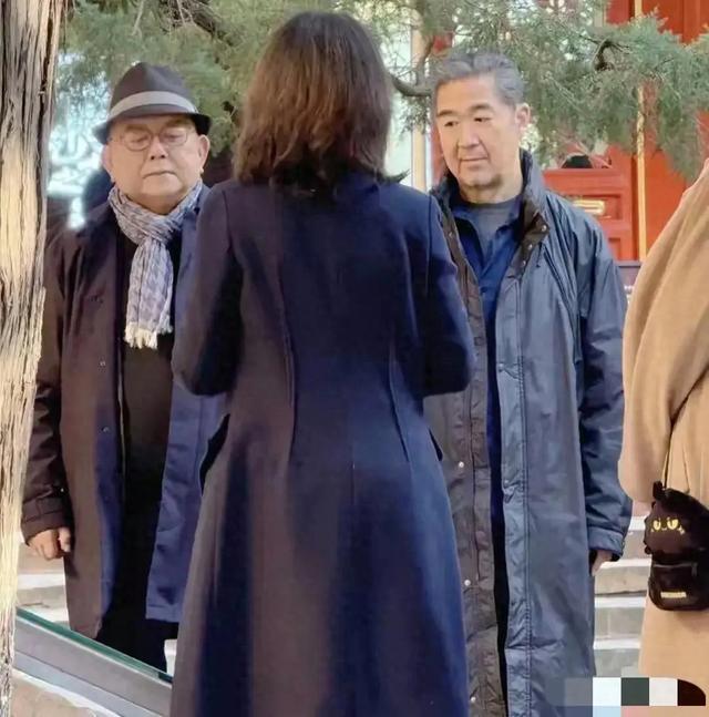 70岁张国立和76岁王刚在北京被偶遇,俩人老了好多,同框好温馨啊