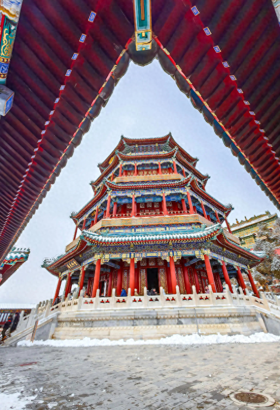 冬日玩雪乐趣多，雪圈冰场糖葫芦，那份纯真让人难忘