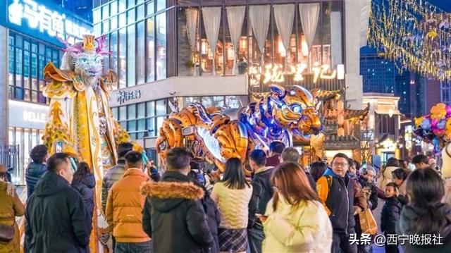 “吸睛”利器！巨兽巡游引爆商圈