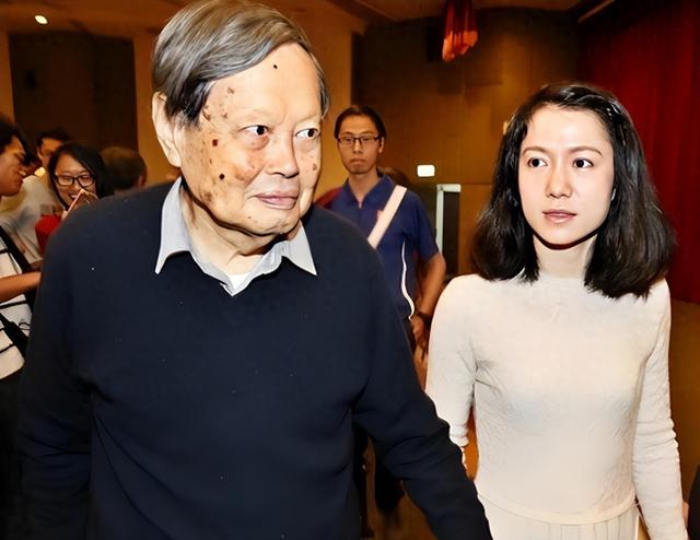 演都不演了！杨振宁去世仅4天，恶心的一幕出现，结局大快人心