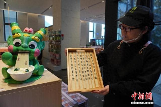 （文化中国行）“甲骨文面条”走红 游客吃面“沾福气”