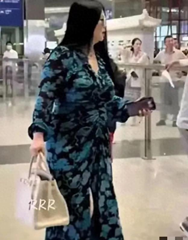 200斤的李湘机场亮相 气场好强大 走起路来肉都在颤抖 一看就是土豪