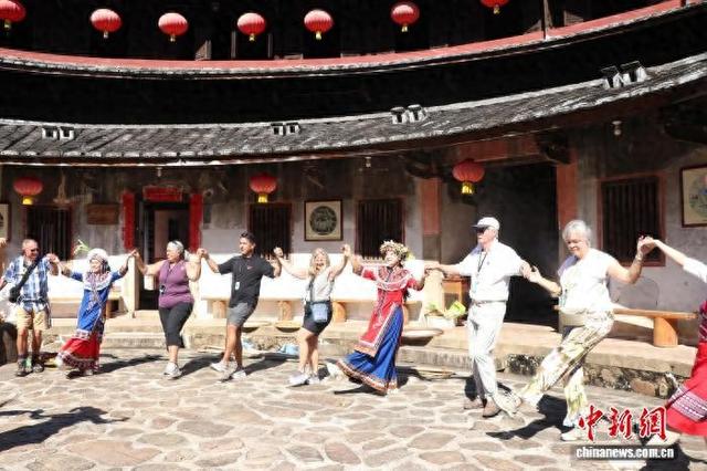 外国游客福建华安体验世遗土楼文化