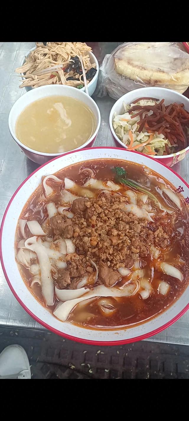 这碗山西刀削面太好吃啦，碗大肉多面筋道，谁吃谁知道！