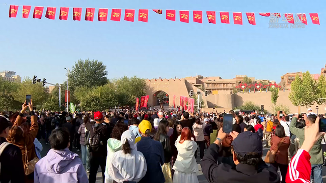 国庆中秋假期 新疆喀什旅游开启“人从众”模式