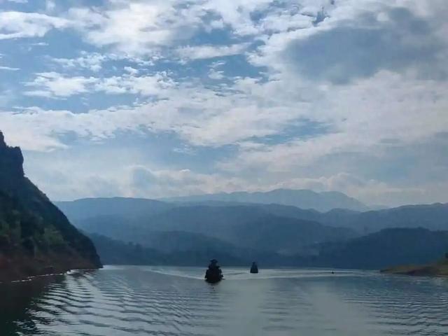 5天4晚，乘“长江一号”游览长江三峡