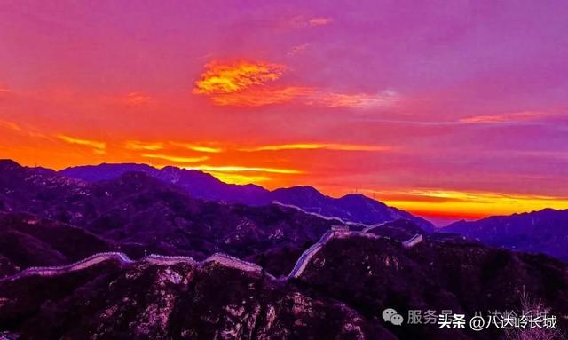霞染雄关:万里长城沐朝晖