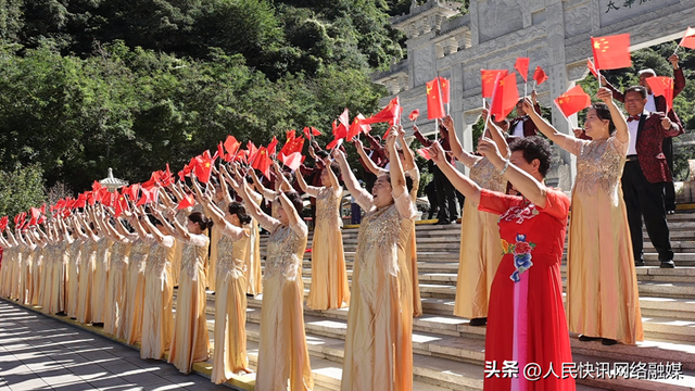 华山之巅歌声扬 百人欢歌贺国庆