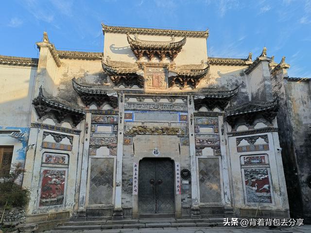 古韵今风的田园画卷，彩色门楼的特色景观，黟县屏山古村落