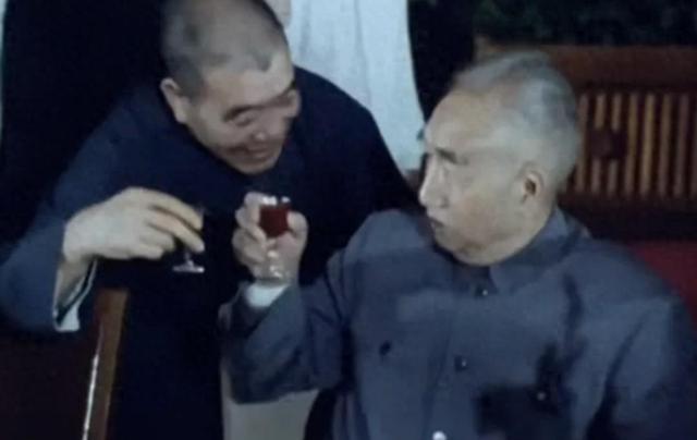 78年国庆招待会，陈永贵弯腰向徐帅敬酒，徐帅的表情耐人寻味。