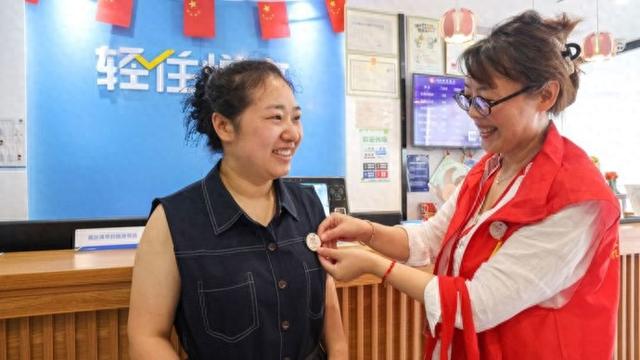 小徽章，大身份！沪郊小镇商户集体“变身”文旅代言人