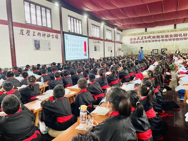 行走的历史课，临沂天上王城景区秋日迎来研学千人团