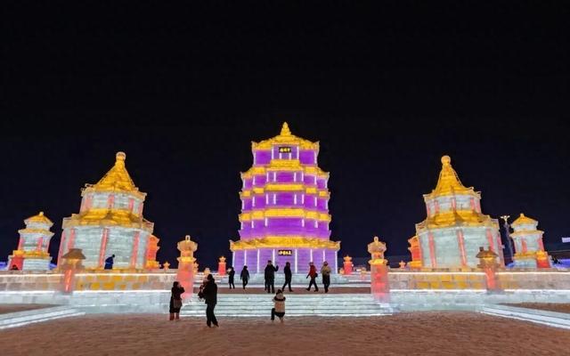 黄鹤楼来这“出差”了？哈尔滨冰雪大世界惊现冰雕黄鹤楼，火爆全网！