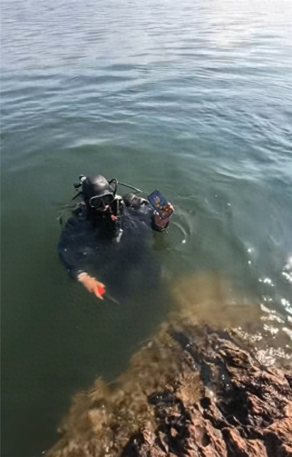 钓鱼佬华为Mate 80掉进湖里 51小时后捞起：还能正常使用