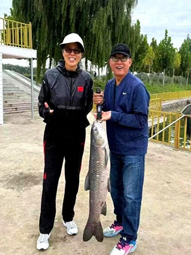 64岁郎平秀恩爱 和74岁老公现身北京 户外钓到几十斤大鱼