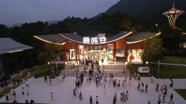 修水县：戏水消暑、夜游打卡……鹿鸣谷一日客流量破2万