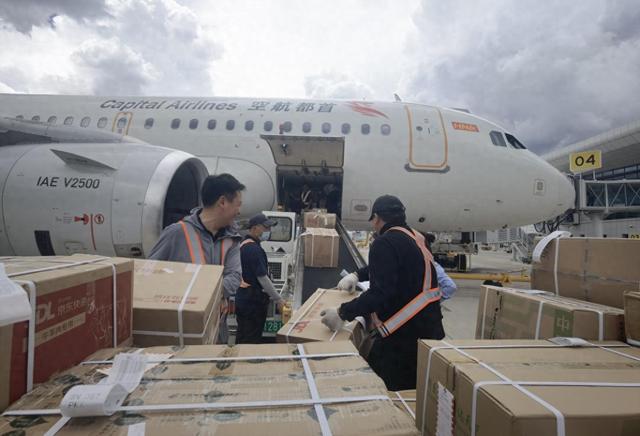 首都航空紧急运送玉树援京救灾物资：全力速递“高原温度”