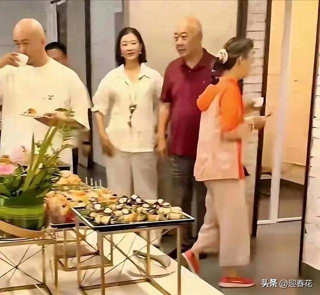 宋祖英私下聚会照流出，穿棉麻衣留短发，印象被完全颠覆呢