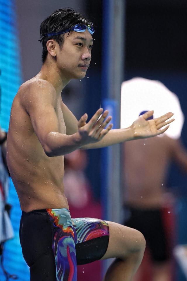 再战潘展乐、孙杨，18岁小将张展硕又赢了！孙杨则因犯规被取消成绩