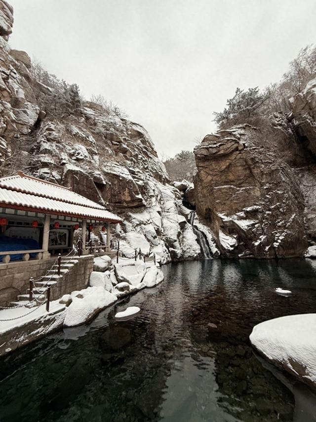 一夜雪花落崂山，琼楼玉宇翩若仙