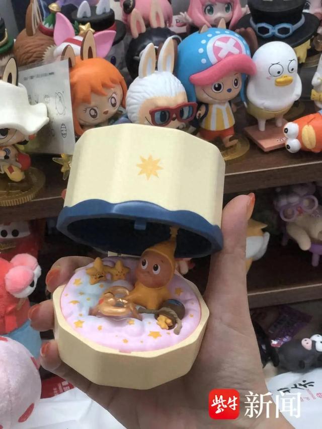 泡泡玛特首发多款新品几秒售罄，黄牛：订单多到发不完；二手平台隐藏款溢价超6倍