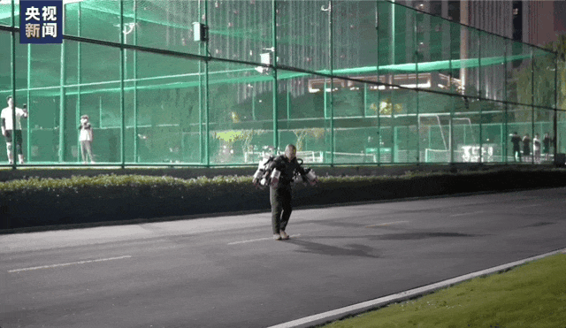 背上背包原地起飞！现实版“钢铁侠”太帅了