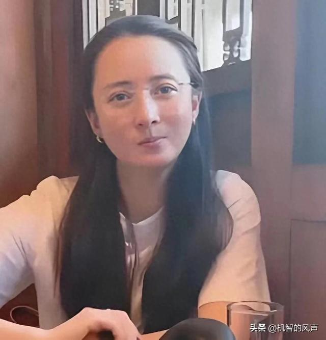 49岁蒋勤勤素颜逛贵州，打扮低调显年轻，吃饭戴老花镜