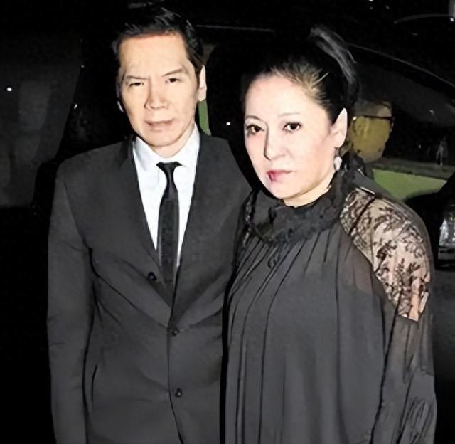 一场追悼会，戳穿向华强夫妇在香港的真实地位	，原来李连杰没说谎