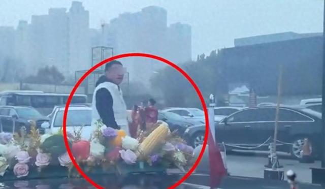 拦婚车索要50条香烟的3人	，已社会性死亡，结局舒适，评论区炸锅