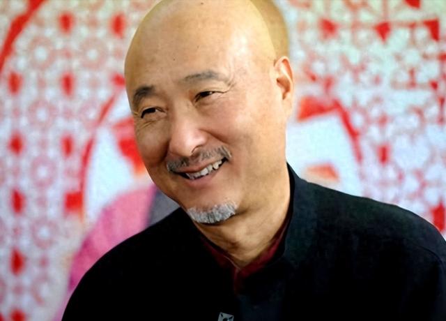 前央视春晚总导演，两字锐评《戏台》，狠狠给陈佩斯出了口窝囊气